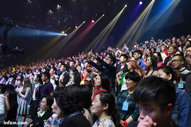 包含莱万多夫斯基迎来五赛季出色发挥，巴黎圣日耳曼观众热烈欢呼！全场沸腾不已的词条