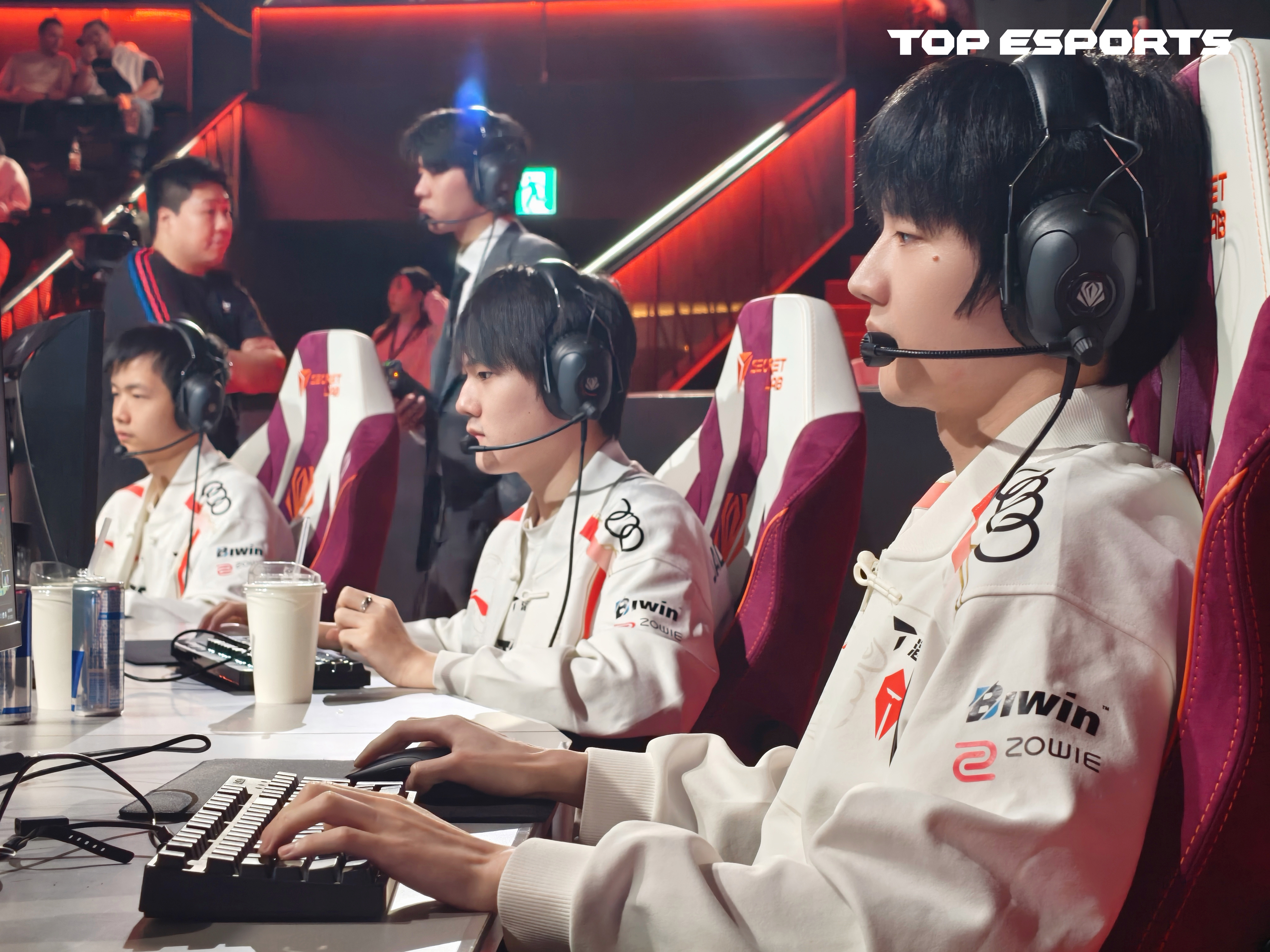 开云在线体育-晋级下一阶段首场状态出色，TES观众沸腾！，穆古鲁扎重返赛场比赛高潮迭起的简单介绍-开云在线体育